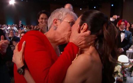 Jamie Lee Curtis Passionately Kissed Michelle Yeoh at the SAG Awards