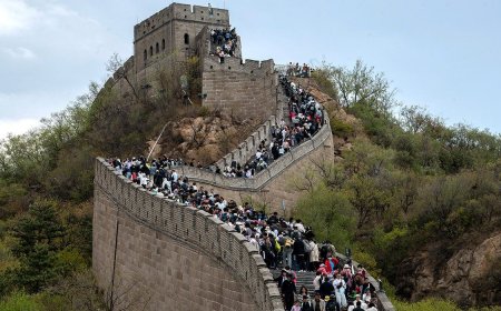 China Attractions Overrun with Domestic Tourists During May Day