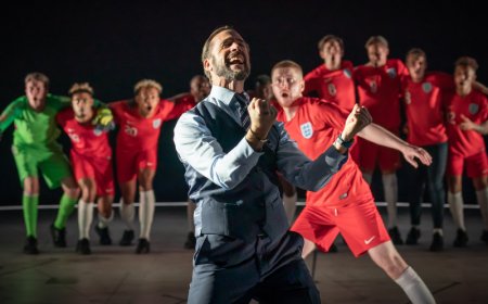 Joseph Fiennes stars in compelling new play Dear England at the National Theatre – review