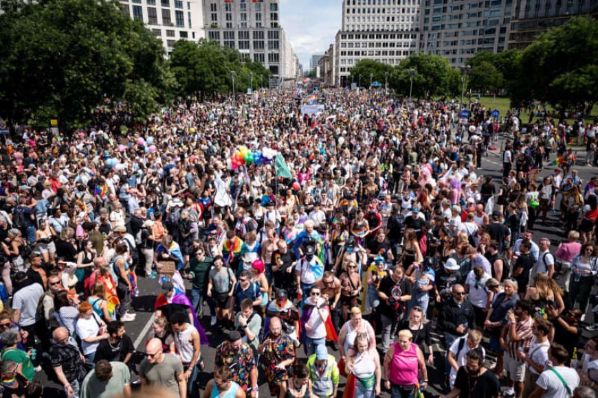 Hundreds of thousands dance through the streets for Berlin Pride