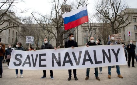 From penal camp, dissident Navalny calls on Russians to resist Putin