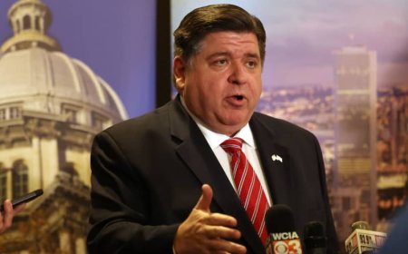 Illinois governor OK’s measure allowing civil action against gun dealers and manufacturers for improper marketing campaigns