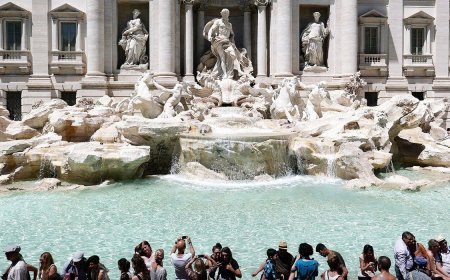 Clueless Tourist Caught on Video Climbing Iconic Italian Fountain to Fill Water Bottle