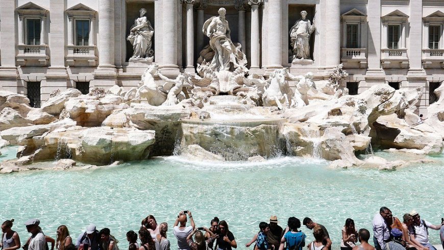 Clueless Tourist Caught on Video Climbing Iconic Italian Fountain to Fill Water Bottle