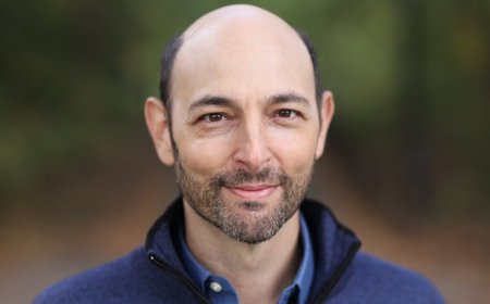 Gay Woodside music teacher shares controversial story in powerful solo performance