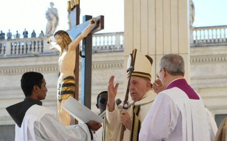 After conservative attack, pope calls on synod to set aside politics