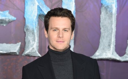 Jonathan Groff Came Out to His Brother After Visiting Nude Statue