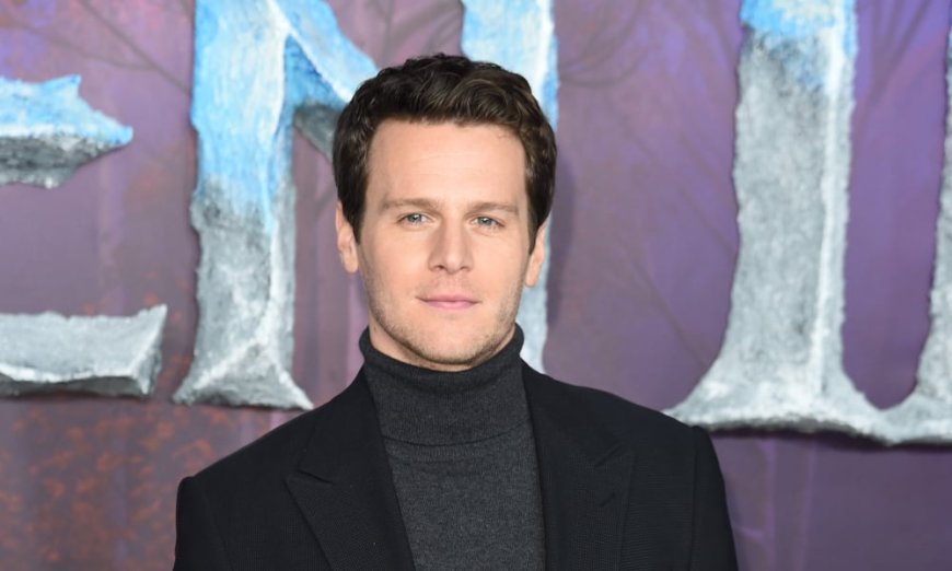 Jonathan Groff Came Out to His Brother After Visiting Nude Statue