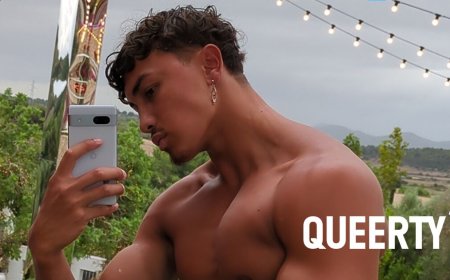 ‘Love Island’ star reminds viewers about the importance of bathing by showering in front of his bros
