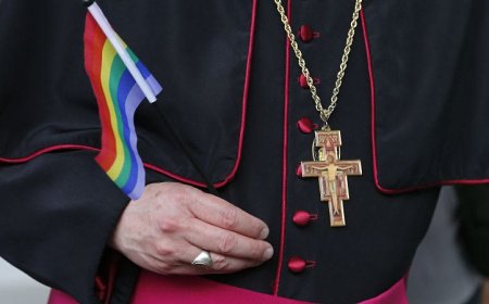 Did Pope Francis wear a rainbow cross to express support for the LGTBQ+ community?