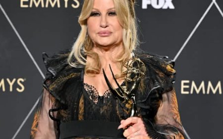 Jennifer Coolidge thanks ‘evil gays’ for latest Emmy Award win