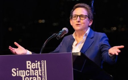 Sharon Kleinbaum gets stellar send-off after 32 years as rabbi at CBST