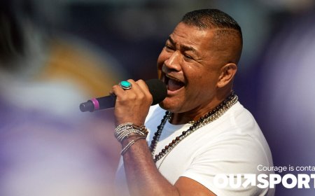 Minnesota Vikings fans, and Brett Favre, went wild for Esera Tuaolo’s unique rendition of the National Anthem