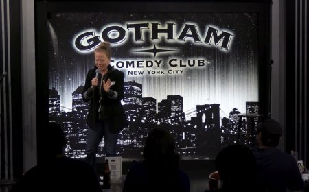 From bartender to comedy star: Leah Reinhardt serves NYC laughs as sharp as her wit