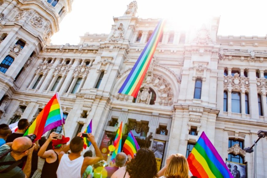 El Supremo avala colocar la bandera arcoíris en edificios públicos el ...
