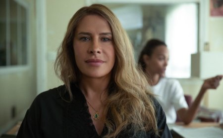 Karla Sofía Gascón se reivindica en un emotivo discurso tras ganar el premio de la Unión de Actores y Actrices