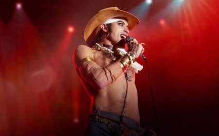 La cinebiografía del cantante brasileño Ney Matogrosso se estrena en Netflix