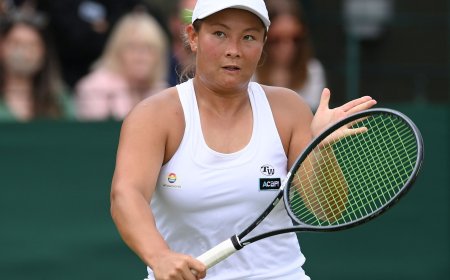 Gay pro tennis player Tara Moore proposes to her girlfriend with beautiful engagement photo