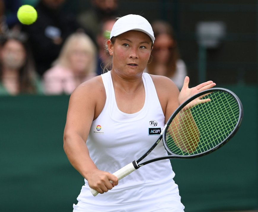 Gay pro tennis player Tara Moore proposes to her girlfriend with beautiful engagement photo