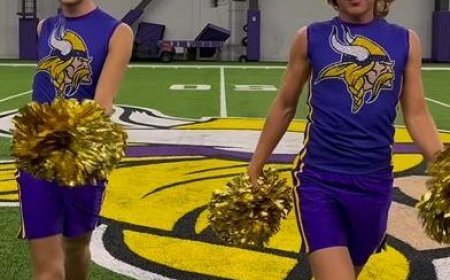 It’s showtime for Minnesota Vikings 2 male cheerleaders