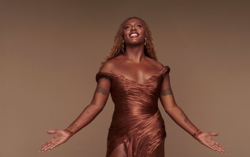 Liniker hace historia en los Latin Grammy con tres galardones y una actuación histórica