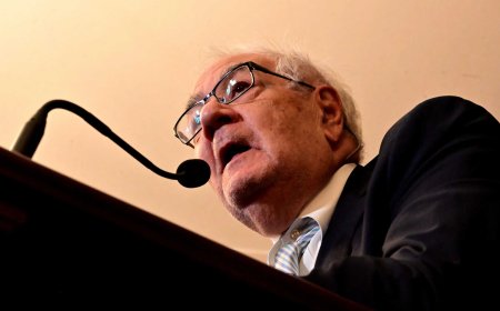 Barney Frank, trailblazing gay congressmember, dies at 86