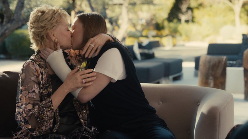 ‘Hacks’ Finally Did It: Ava and Deborah Kiss in the Show’s Most Sapphic Episode Yet