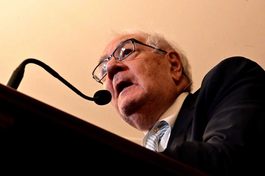Barney Frank, trailblazing gay congressmember, dies at 86