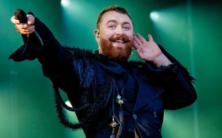 Sam Smith reviews the burgers at their favorite gay bar in New York City