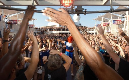 WATCH: This gay cruise gave a heartwarming tribute to Bonnie Tyler during the total eclipse