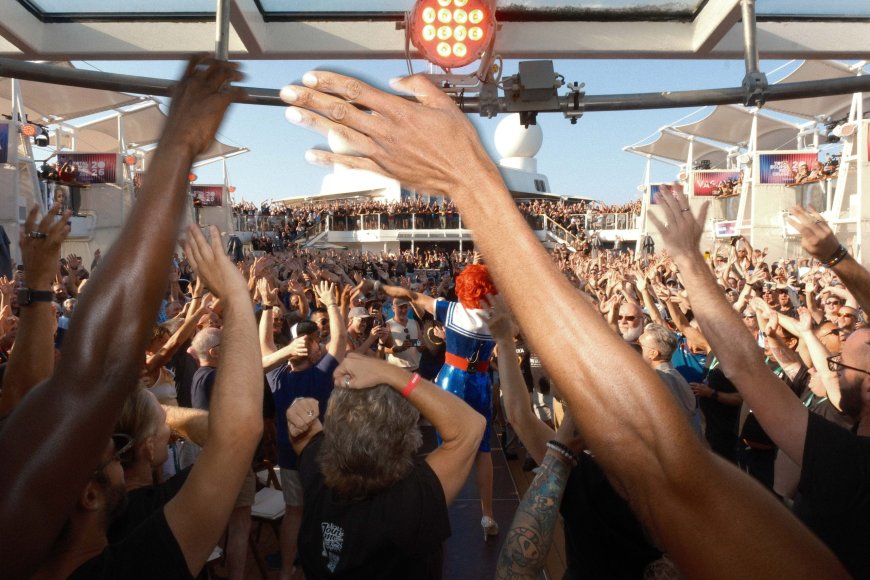 WATCH: This gay cruise gave a heartwarming tribute to Bonnie Tyler during the total eclipse